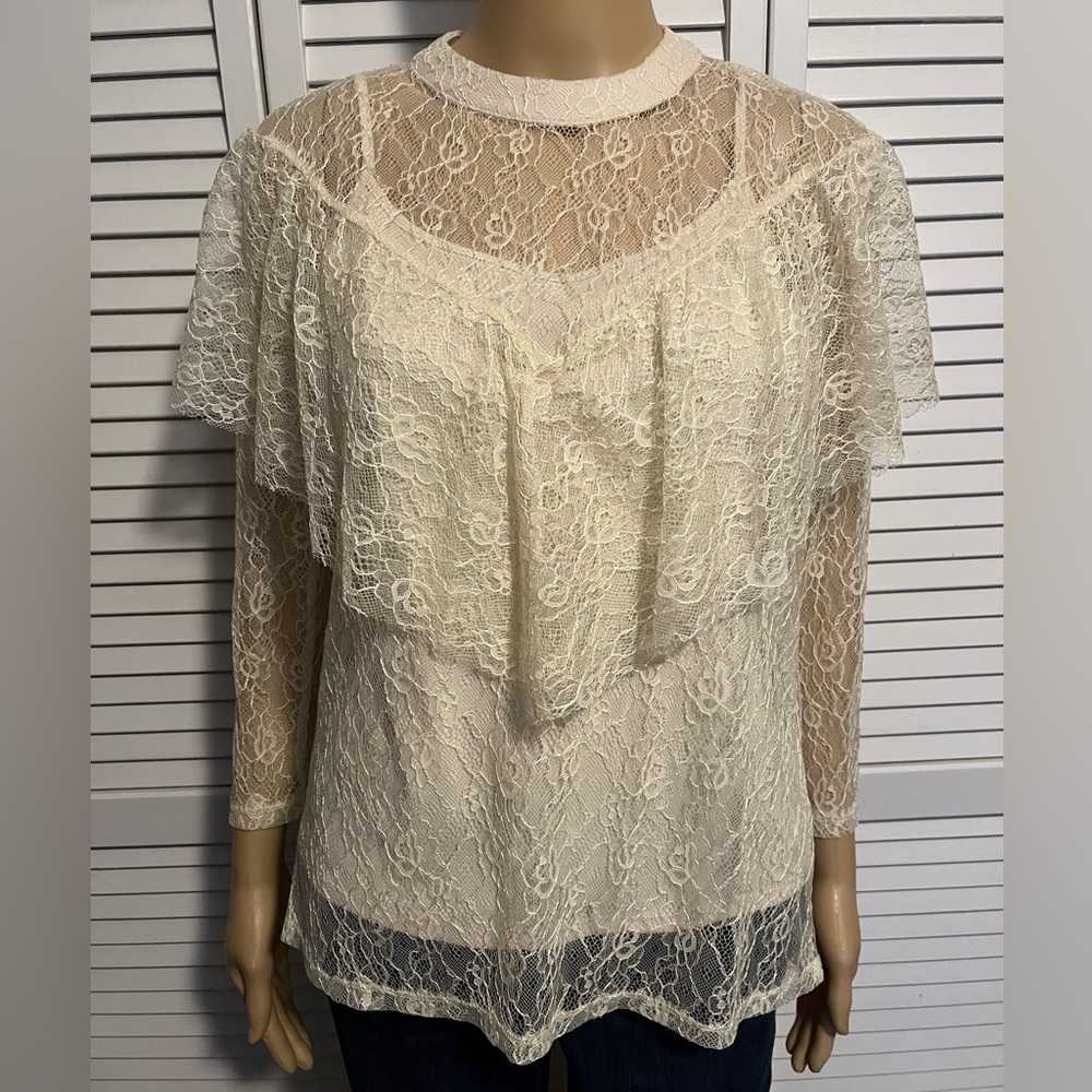 Beautiful Mossimo size M ivory lace blouse built in cami 3/4 sleeve NWT